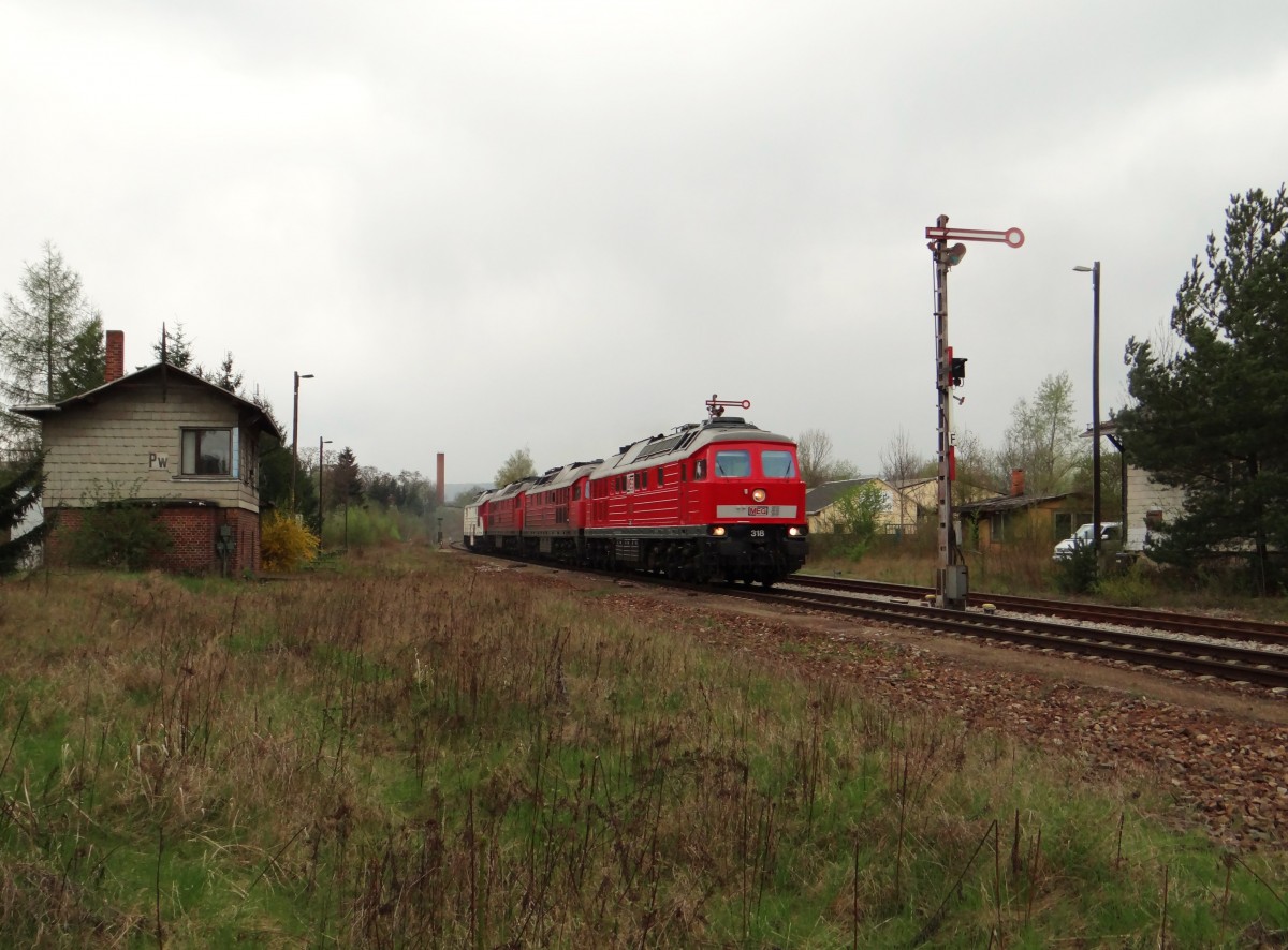 Am 14.04.14 holte die MEG 318 (232 690) wieder einen Lokzug von Saalfeld nach Chemnitz. Es waren dabei 232 694-0, 232 229-5 und 232 146-1 hier die Einfahrt in Pneck.