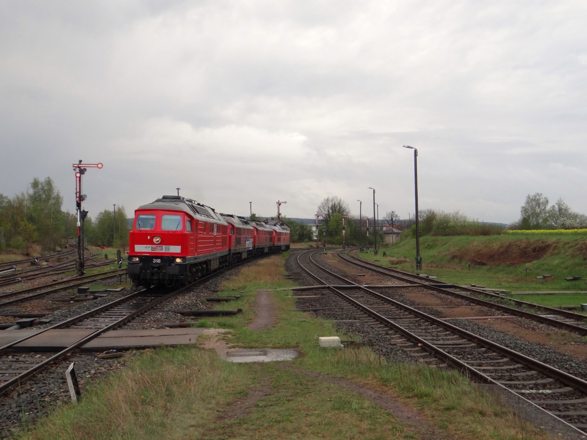 Am 14.04.14 holte die MEG 318 (232 690) wieder einen Lokzug von Saalfeld nach Chemnitz. Es waren dabei 232 694-0, 232 229-5 und 232 146-1 hier die Einfahrt in Triptis. Foto vom Bahnsteigende!