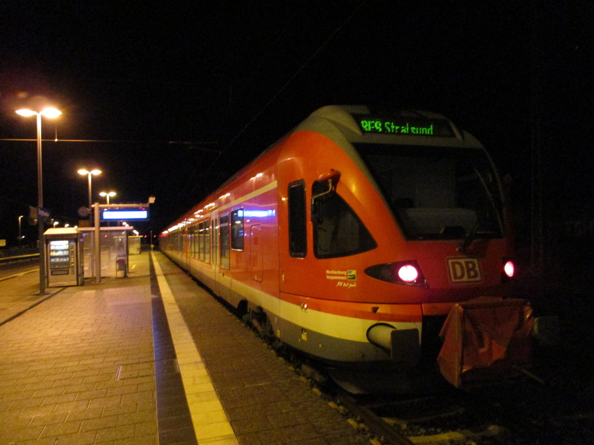 Am 14.Dezember 2019 um 22:27 Uhr verlie 429 030 als RE 13036 nach Stralsund als letzter Flirteinsatz den Bahnhof Bergen/Rgen.