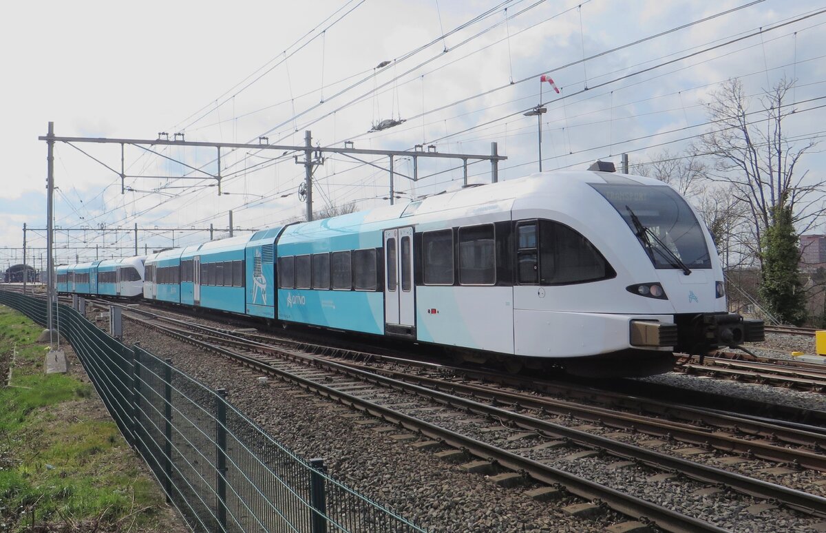 Am 15 März 2022 hat Arriva 322 soeben die Waalbrücke bei Nijmegen uberquert.