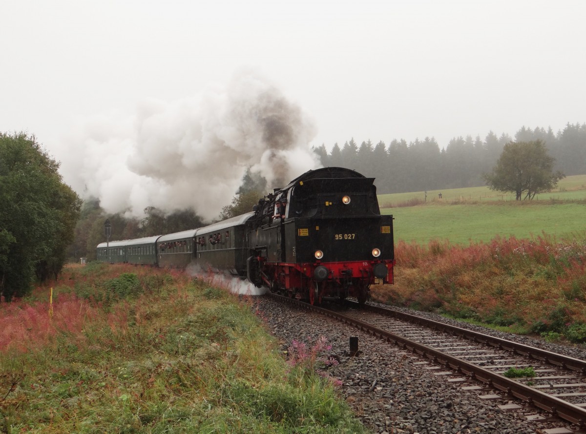 Am 15.09.13 war die 95 027 wieder in ihrer alten Heimat. Hier die Einfahrt in Ernstal. 