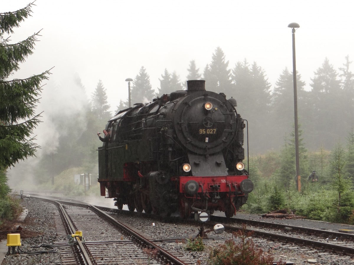 Am 15.09.13 war die 95 027 wieder in ihrer alten Heimat. Hier das Umsetzen in Ernstal. 