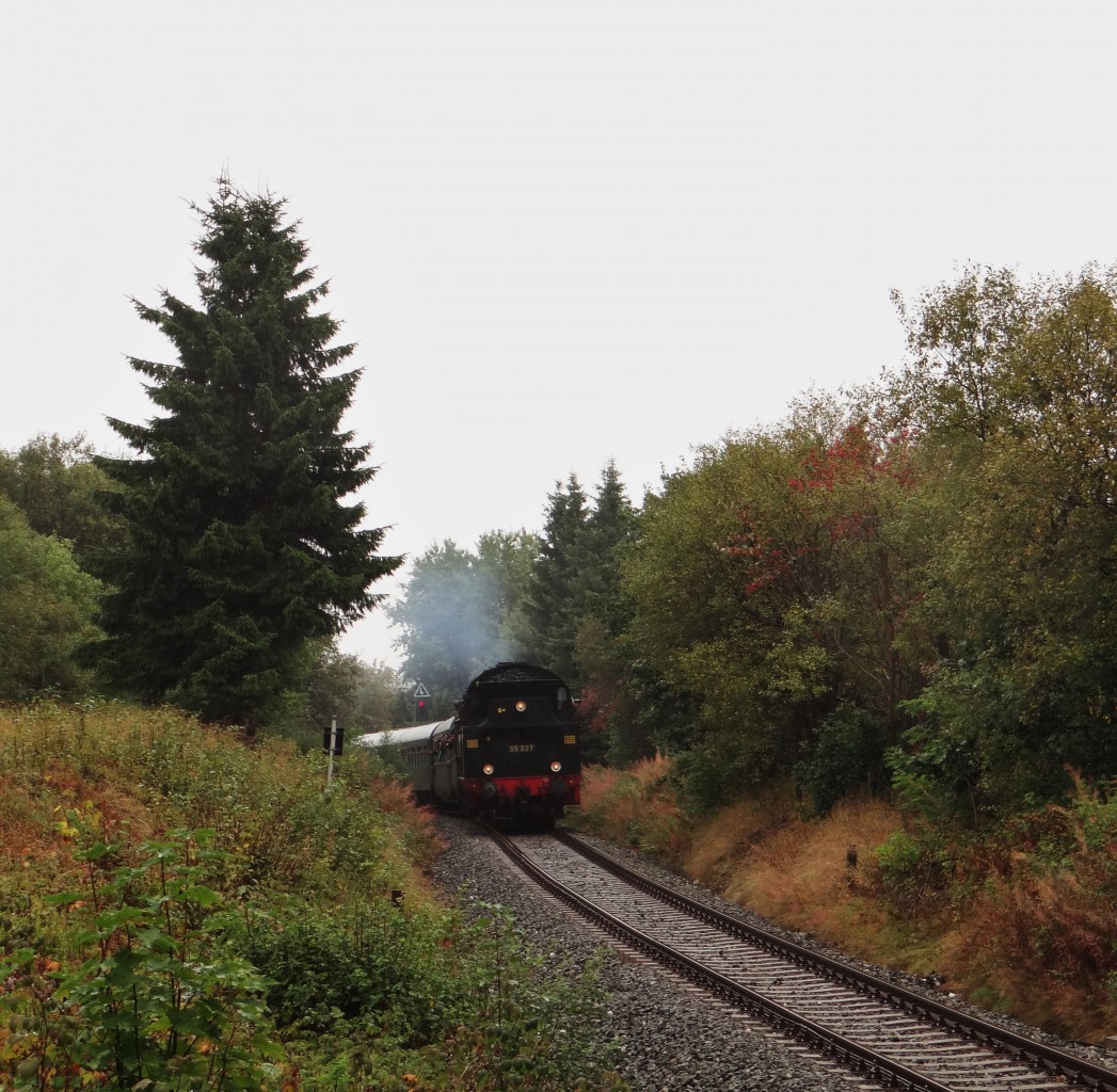 Am 15.09.13 war die 95 027 wieder in ihrer alten Heimat. Hier kurz hinter Neuhaus am Rennweg. 