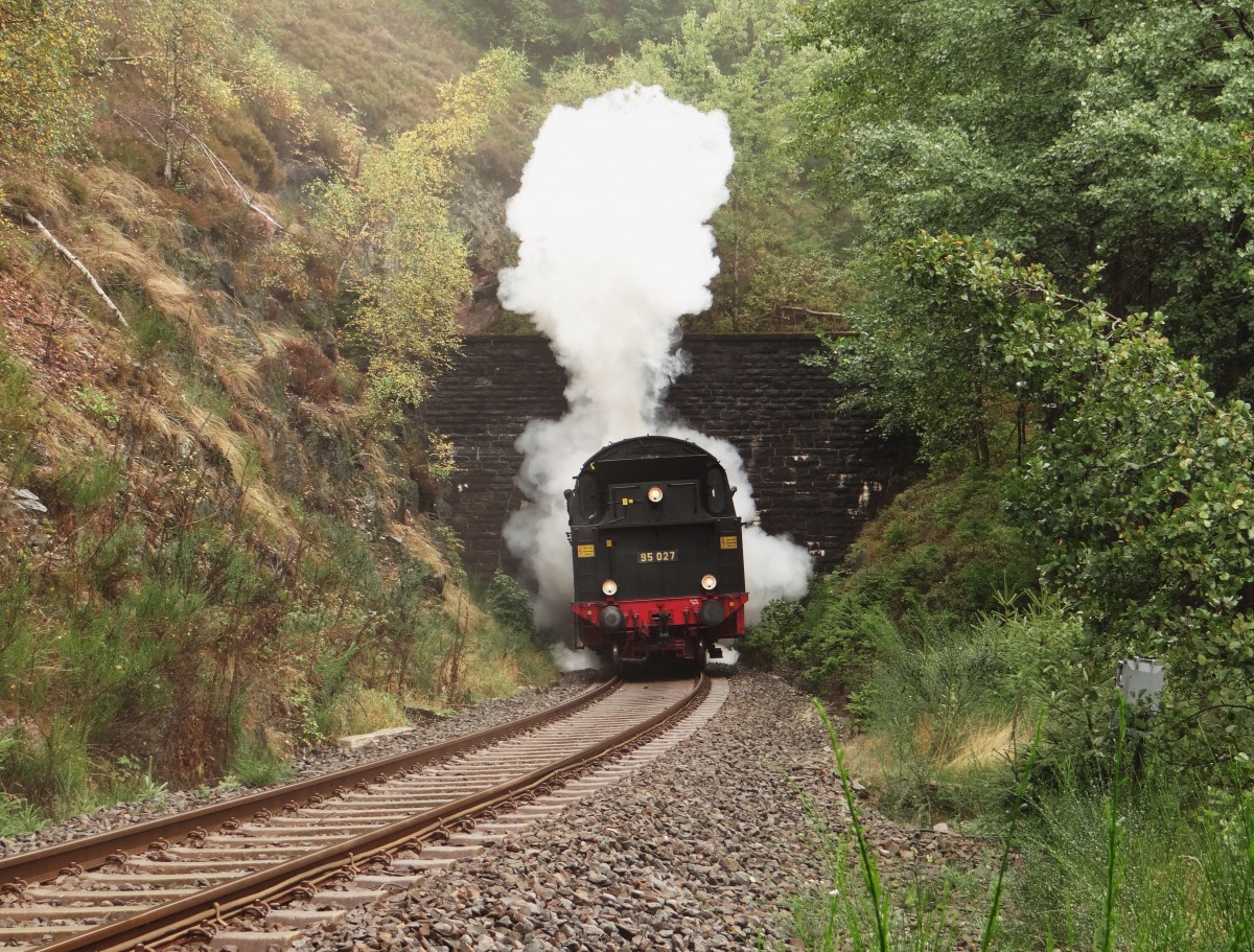 Am 15.09.13 war die 95 027 wieder in ihrer alten Heimat. Hier die Tunnelausfahrt hinter Lauscha. 
