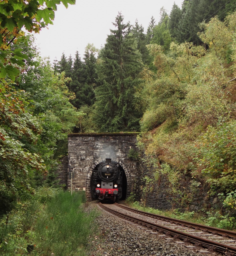 Am 15.09.13 war die 95 027 wieder in ihrer alten Heimat. Hier die Tunnelausfahrt vor Lauscha. 