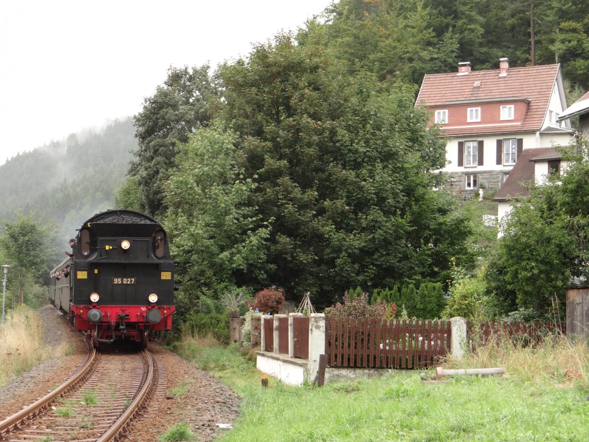 Am 15.09.13 war die 95 027 wieder in ihrer alten Heimat. Hier die Einfahrt in Steinach. 