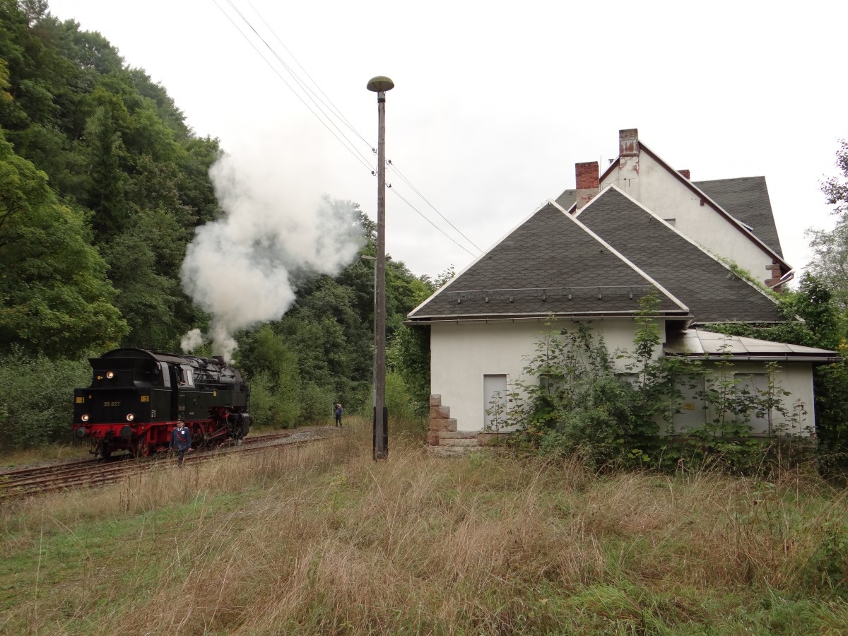 Am 15.09.13 war die 95 027 wieder in ihrer alten Heimat. Hier das Umsetzen in Rauenstein. 