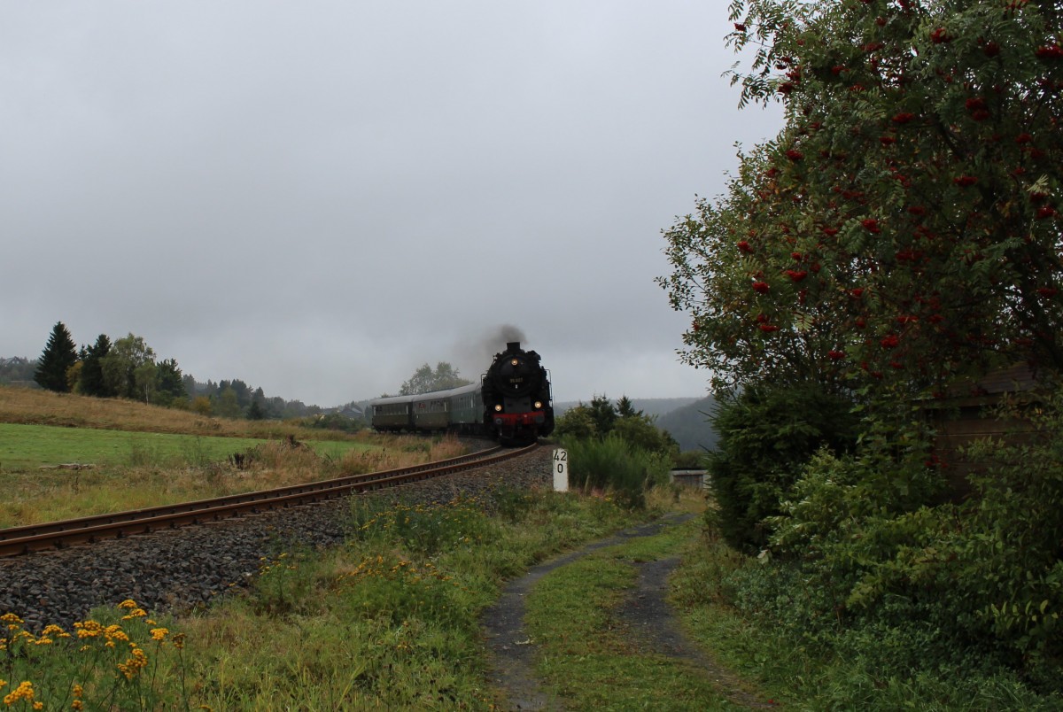 Am 15.09.13 war die 95 027 wieder in ihrer alten Heimat. Hier vor Lauscha. 