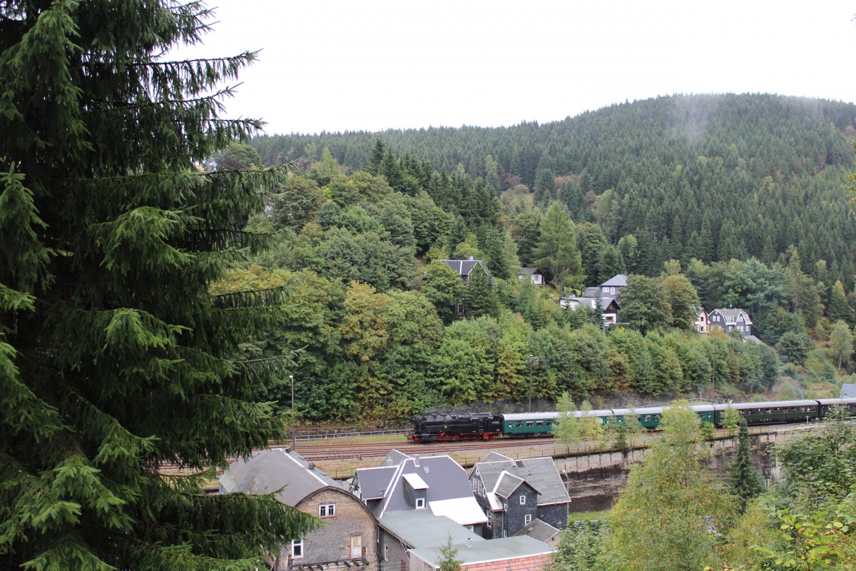 Am 15.09.13 war die 95 027 wieder in ihrer alten Heimat. Hier die Einfahrt in Lauscha. 