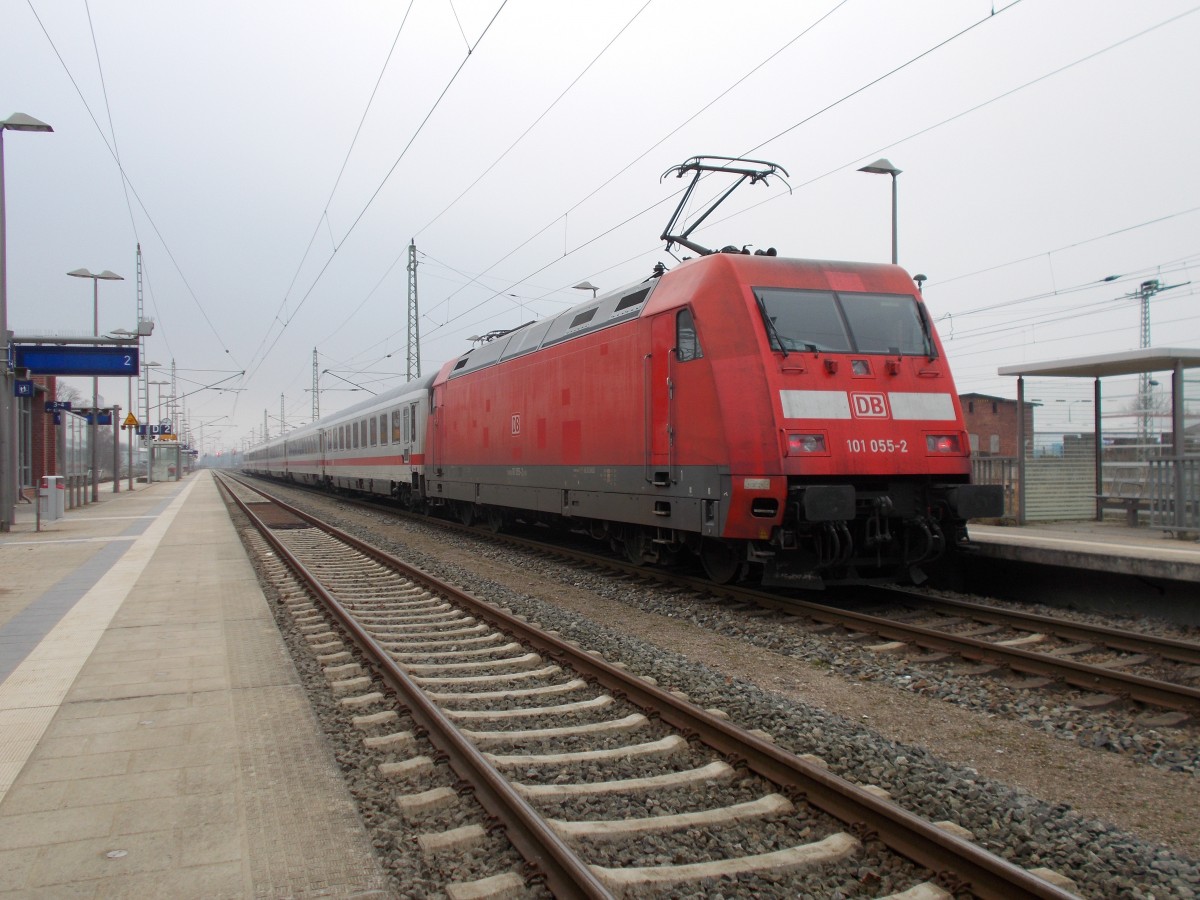 Am 15.Februar 2015 schob den IC 2285 Binz-Frankfurt/Main Hbf über Rügen`s Hauptstrecke.Hier beim Halt in Bergen/Rügen.