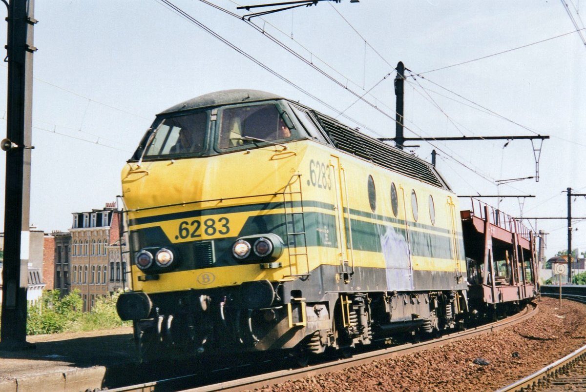 Am 16 Mai 2002 durchfahrt ein Autotransportzug mit 6283 Antwerpen-Dam.