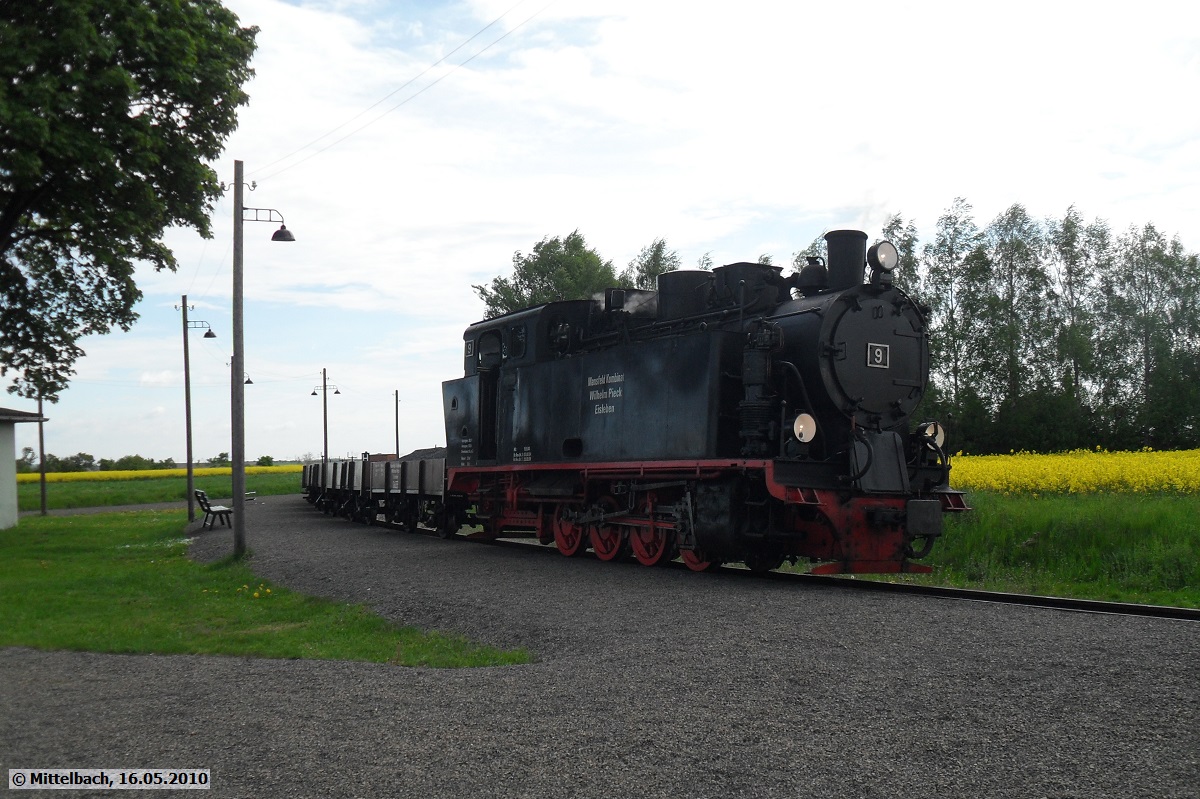 Am 16.05.2010 steht Lok 9 mit einem Gterzug in Siersleben und kreuzt gerade einen nach Hettstedt-Kupferkammerhtte fahrenden Personenzug.