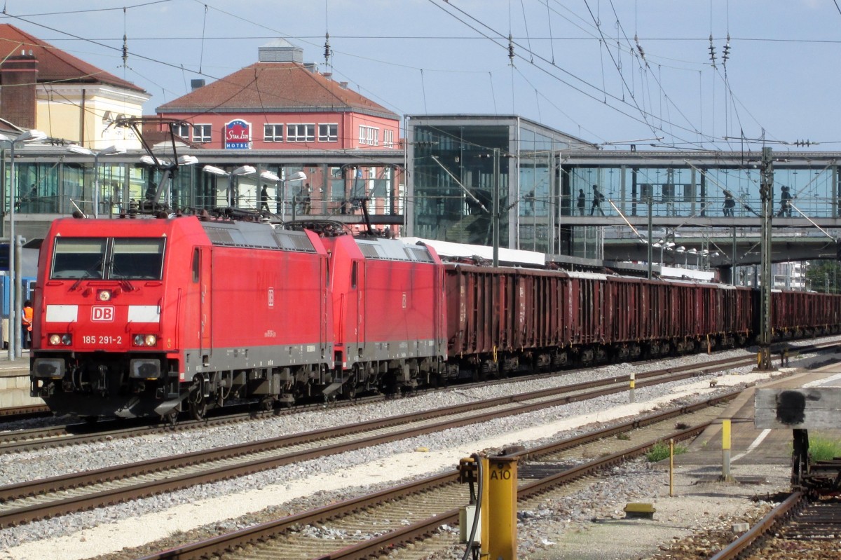 Am 17 September 2015 durchfahrt 185 291 Regensburg Hbf.