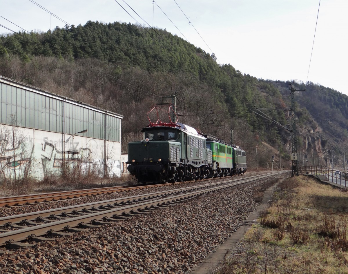 Am 17.02.14 brachte E94 192 die 142 130-4 und die 140 438-3 von N�rdlingen nach Dessau. Hier die Einfahrt in Saalfeld/Saale. Gru� an den Tf! 