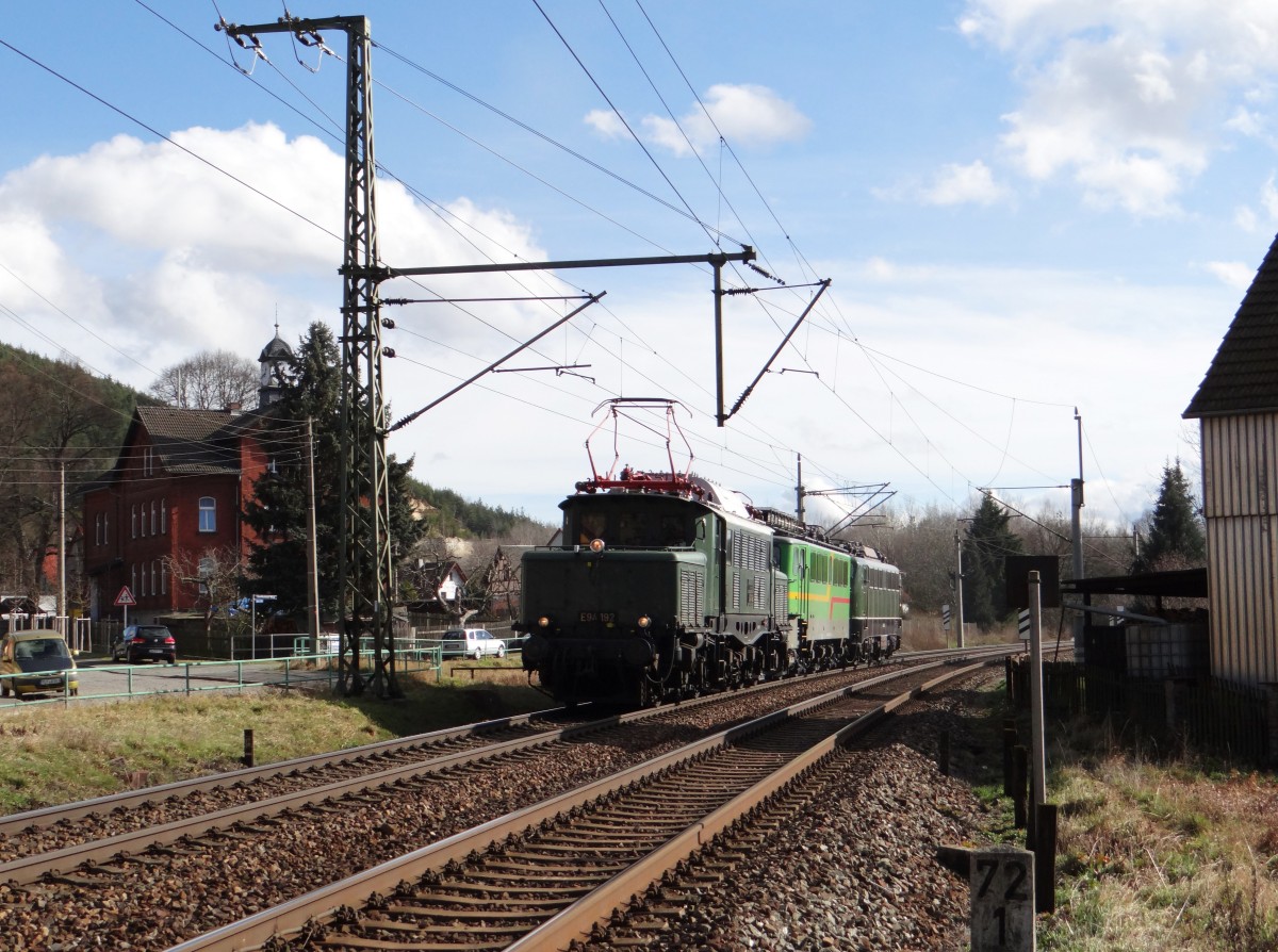 Am 17.02.14 brachte E94 192 die 142 130-4 und die 140 438-3 von Nördlingen nach Dessau. Hier die Durchfahrt in Remschütz. 