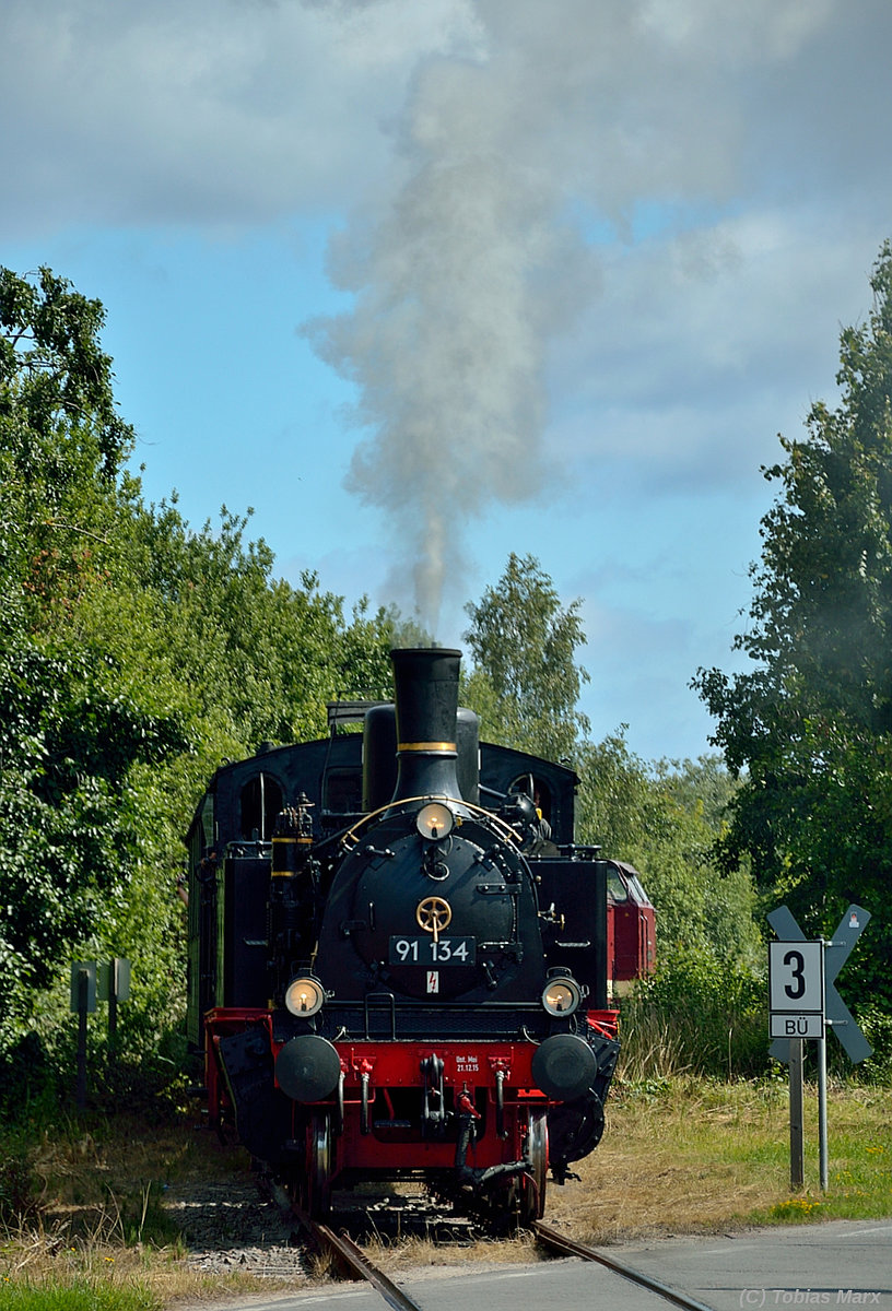 Am 17.07.2016 war 91 134 und 112 703 zwischen Greifswald und Ladebow unterwegs. Hier ist die 91 134 vom Eisenbahn und Technikmuseum Schwerin kurz vor dem Museumshafen von Greifswald.