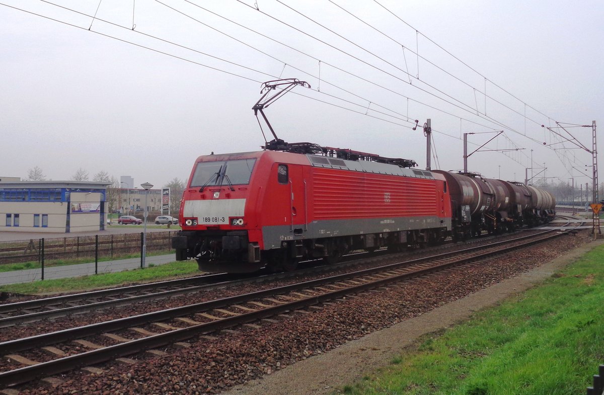 Am 18 März 2018 schleppt 189 081 ein Kesselwagenzug aus Venlo aus.