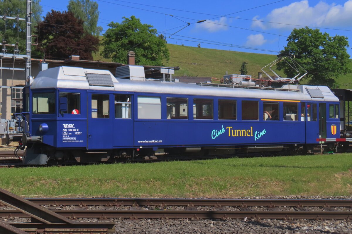 Am 18 Mai 2025 steht der fahrender Kino ABe 526 290 -ex RM- abfahrtbereit in Smiswald-Grnen whrend das Bahnspektakel  150 Jahre Emmentalbahn  . 