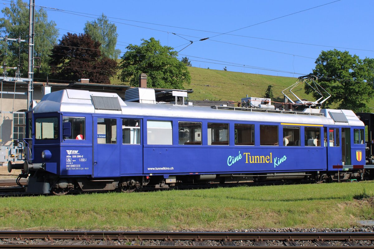 Am 18 Mai 2025 steht der fahrender Kino ABe 526 290 -ex RM- abfahrtbereit in Sümiswald-Grünen während das Bahnspektakel  150 Jahre Emmentalbahn  .