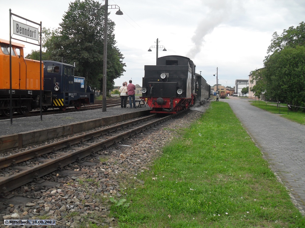 Am 18.08.2013 steht abfahrbereit am Bahnsteig in Benndorf der zweite Personenzug nach Hettstedt-Kupferkammerhtte.