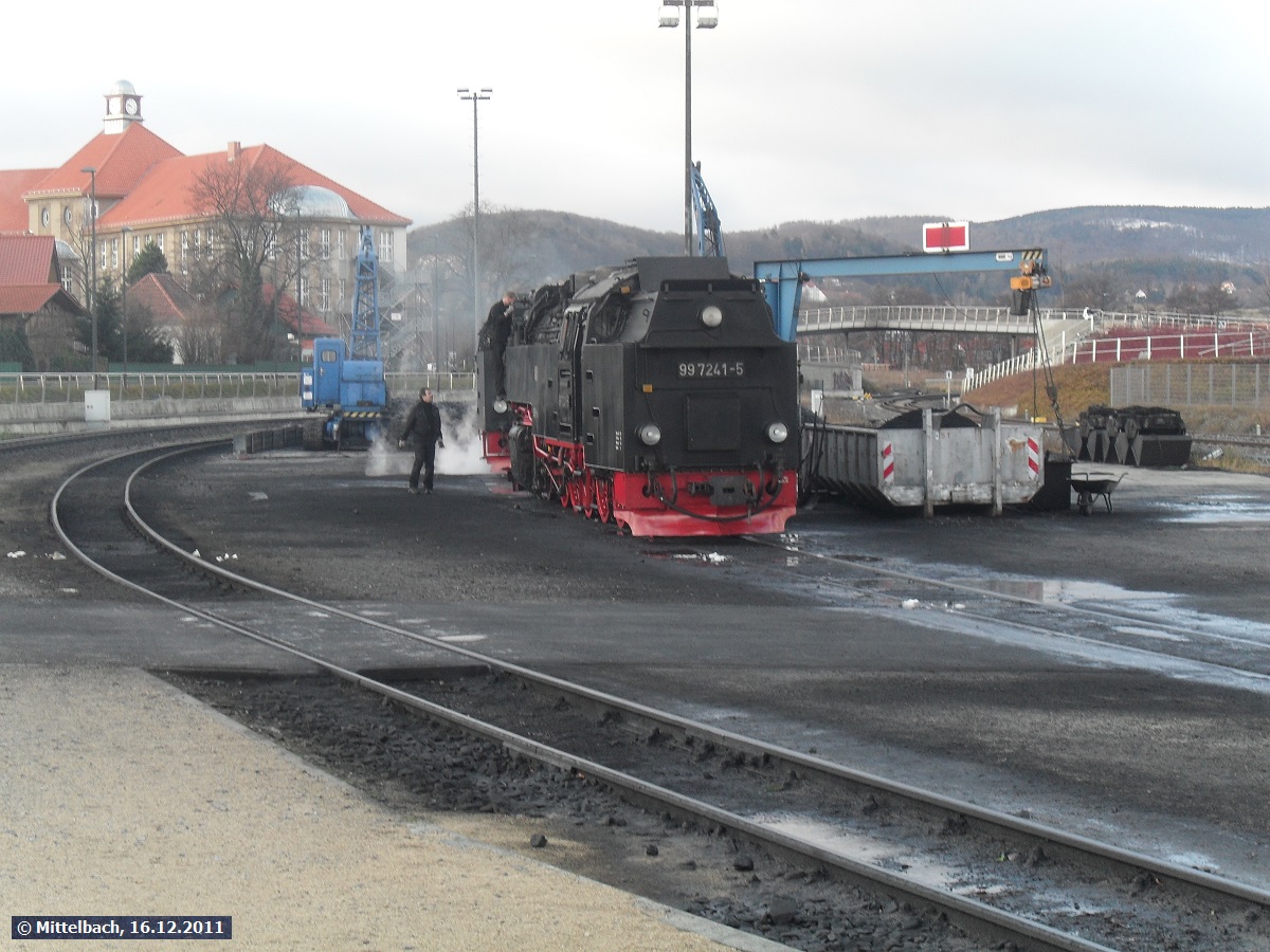 Am 18.12.2011 (beim Datum im Copyright habe ich mich verschrieben) wird neben einer anderen Neubaulok 99 7241-5 in Wernigerode auf den Einsatz vorbereitet.