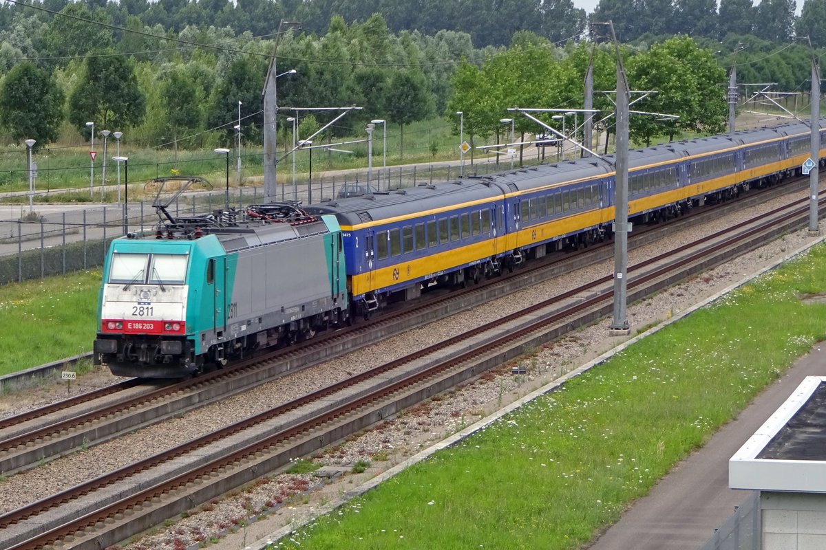 Am 19 Juli 2019 durchfahrt 2811 mit ein IC-Direct Lage Zwaluwe. 
