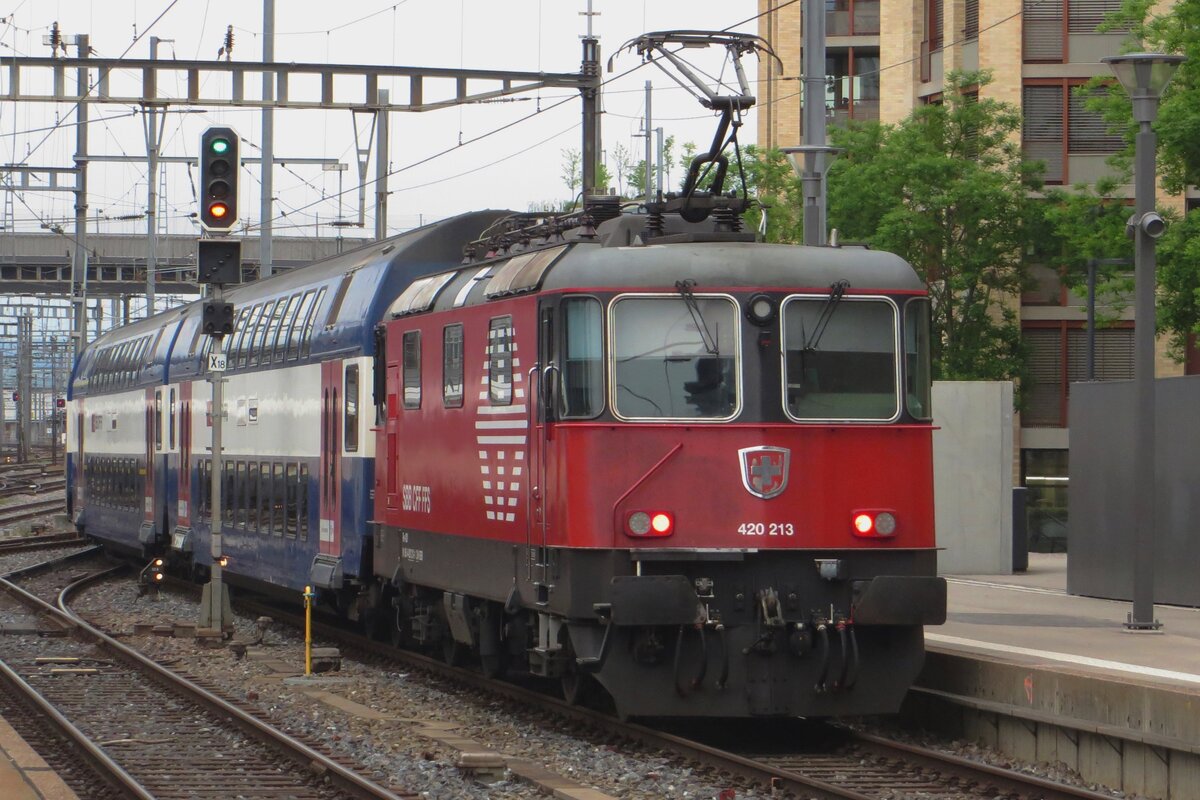 Am 19 Mai 2023 verlasst renovierter 420 213 mit ein Spitzverkehrszug Zürich HB.