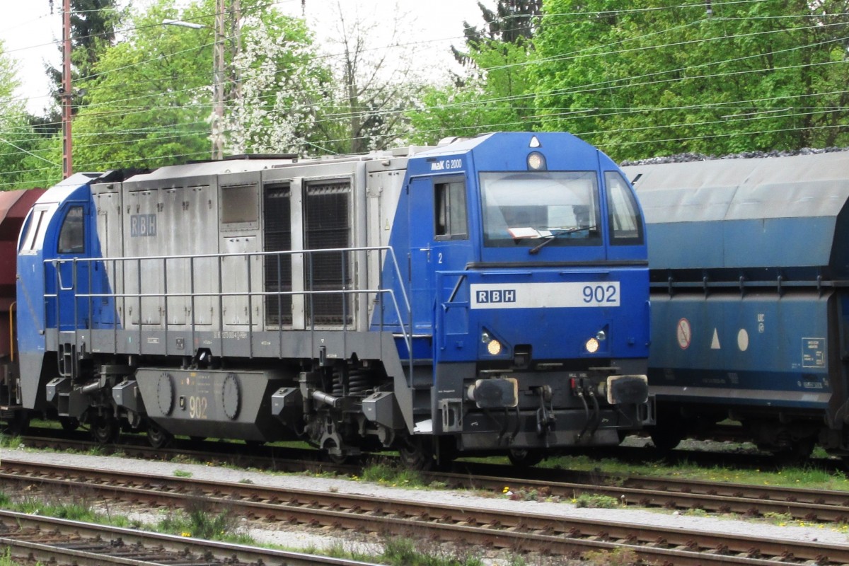 Am 19 September 2014 wartet RBH 902 in Gladbeck West.
