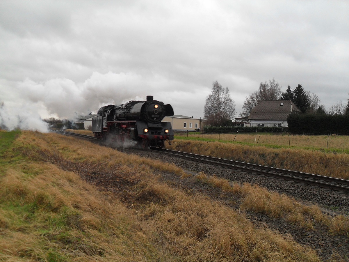 Am 19.12.2014 kam mir 03 1010-2 auf der Fahrt nach Aschersleben, mit leichter Versptung in Nauendorf, zwischen B 16,3 und Bf. Nauendorf vor die Linse. Von Aschersleben aus wird dieser Zug morgen zurck bis Sandersleben (Anhalt) und von dort aus auf der Strecke der ehemaligen Kanonenbahn weiter zu den Weihnachtsmrkten nach Erfurt und Eisenach fahren.

 Mittelbach, 18.07.2014