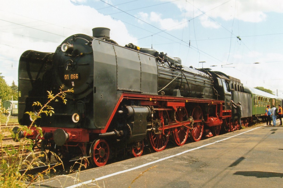 Am 2 Juni 2009 stand 01 066 in N�rdlingen.
