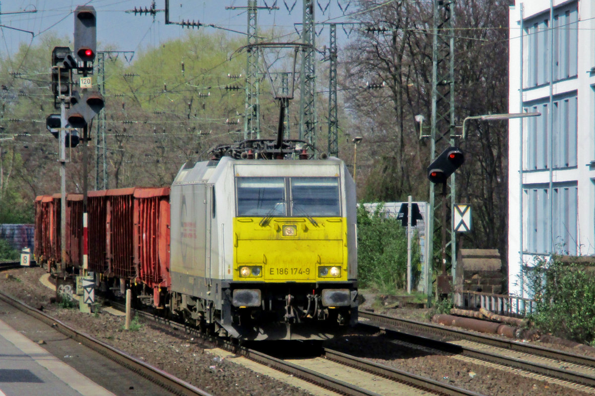 Am 20 J�nner 2017 durchfahrt ECR 186 174 mit Leerschrottzug K�ln S�d.