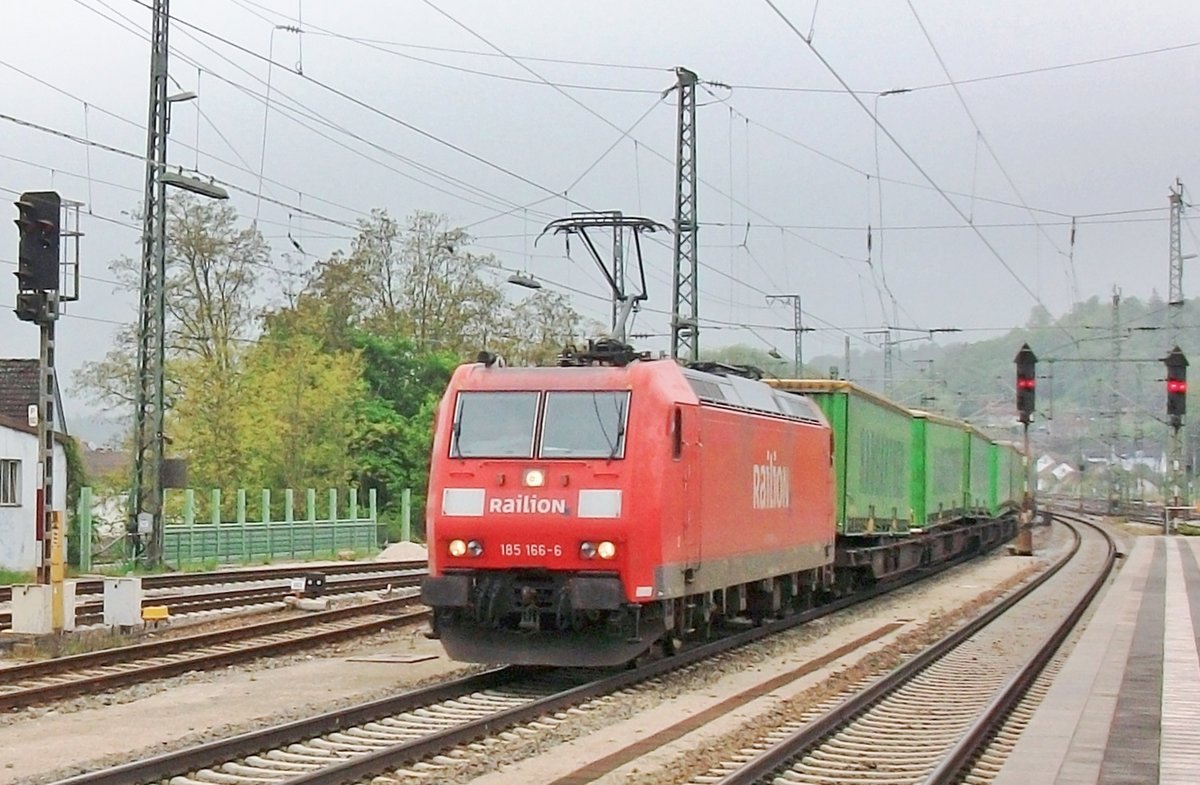 Am 20 Mai 2010 schleppt 186 166 ein Hangartner durch Treuchtlingen.