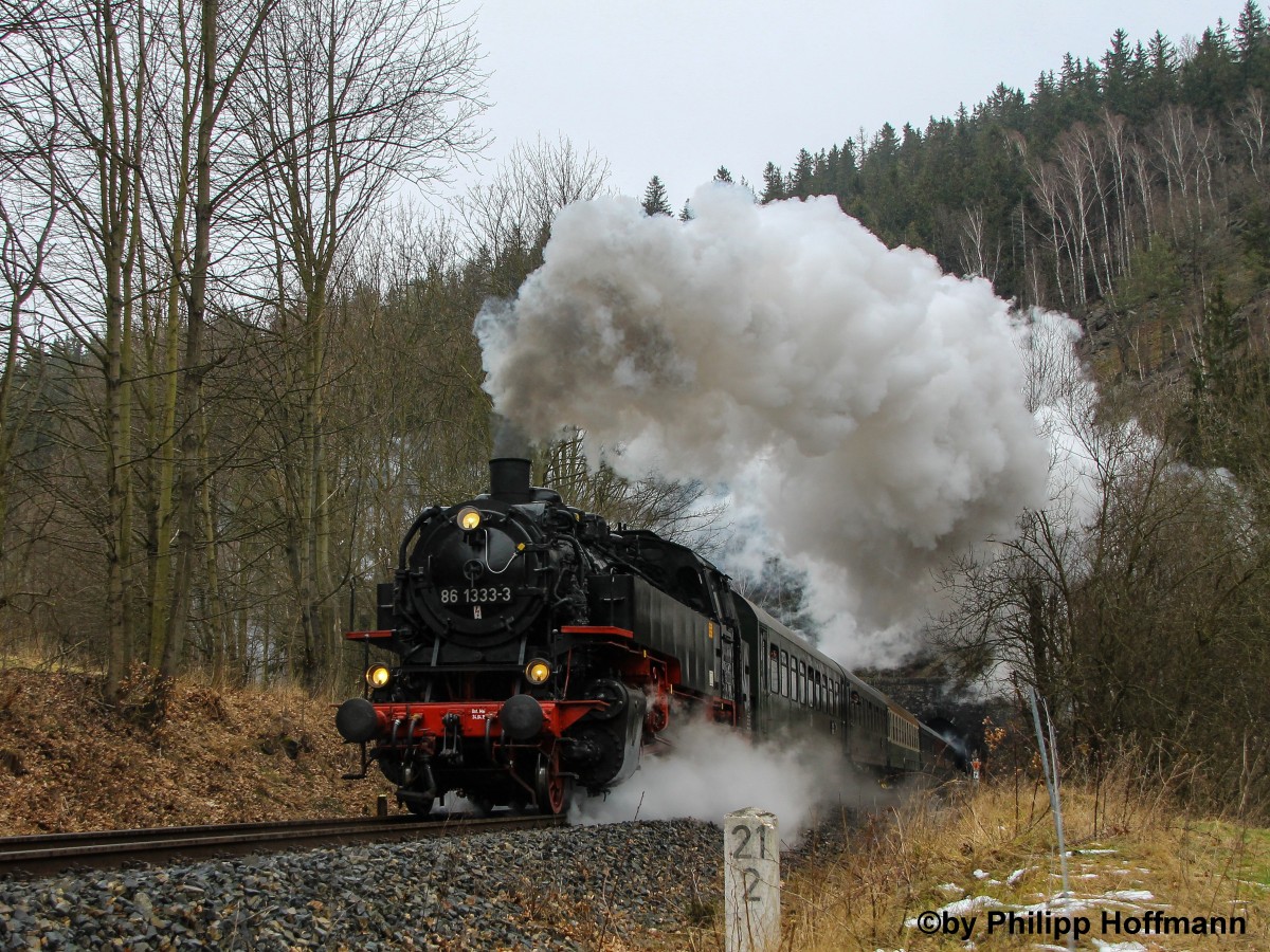 Am 20.02 fuhr 86 1333-3 mit Schubunterstützung von 112 565 für den Lausitzer Dampflok Club e.V. einen Sonderzug auf dem Zwischenstück Dresden-Altenberg. Zuvor wurde er von 03 2155 von Cottbus nach Dresden gebracht.
86 1333-3 am Kilometer 21,2 auf der Müglitztalbahn.