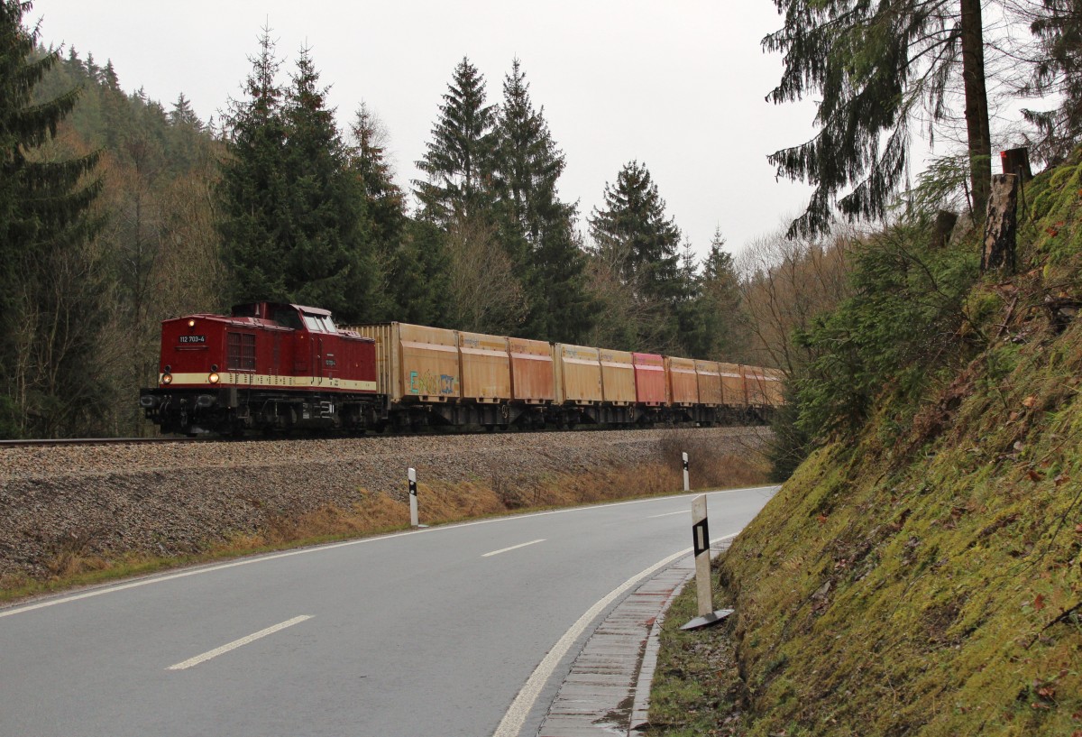 Am 20.02.16 fuhr 112 703-4(Press) mit einem Hackschnitzelzug ab Ebersdorf-Friesau Richtung Saalfeld. Hier zu sehen bei Gr�nau. Platz 3 (Bild des Monats) Februar 2016