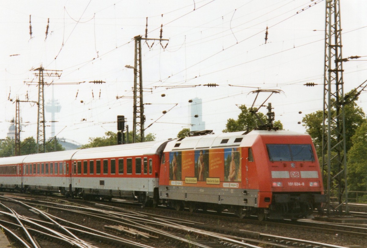 Am 21 Mai 2001 schiebt Werbelok 101 024 einer IC durch K�ln-Deutz.