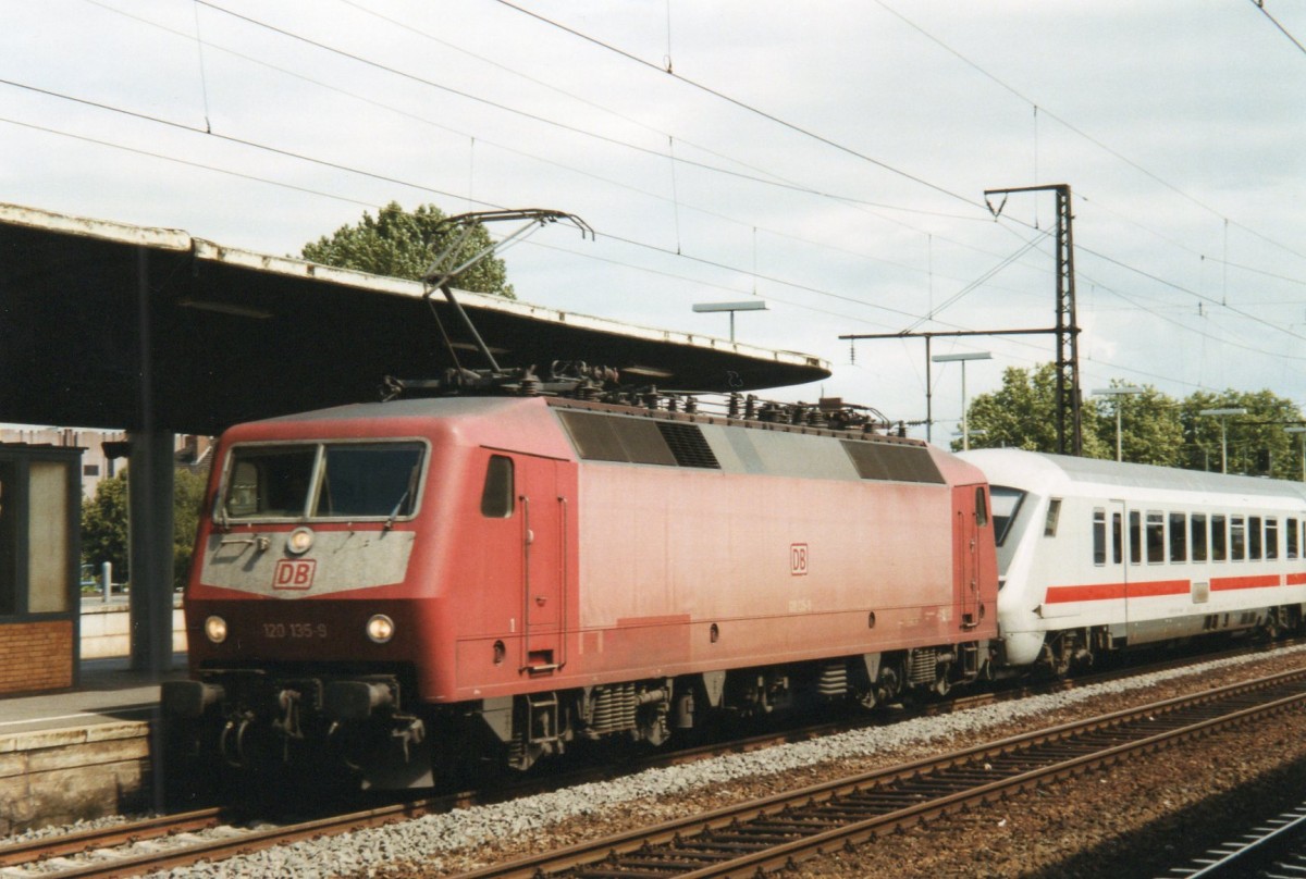 Am 21 Mai 2004 zieht 120 135 einer IC durch K�ln-Deutz.