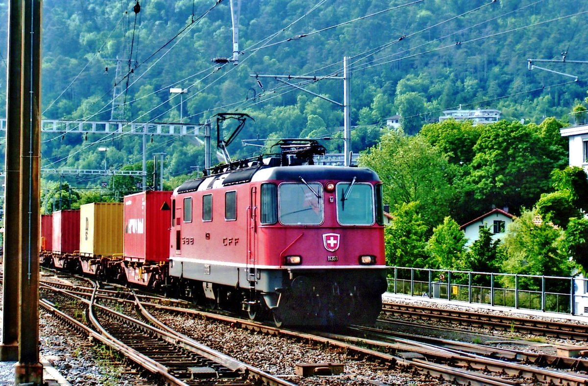 Am 21 Mai 2008 schleppt 11359 ein Containerzug durch Bienne.