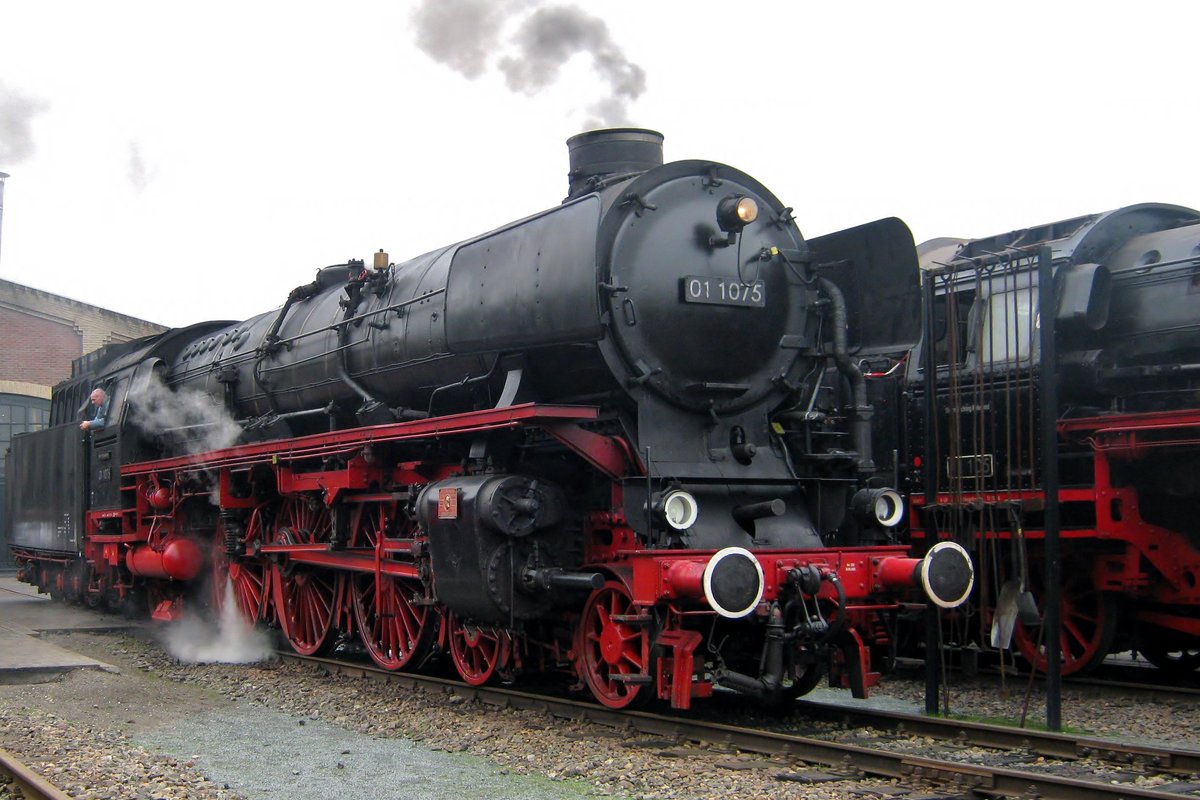 Am 21 Oktober 2012 steht 01 1075 in Rotterdam Noord-Goederen, Hauptquartier der SSN. 