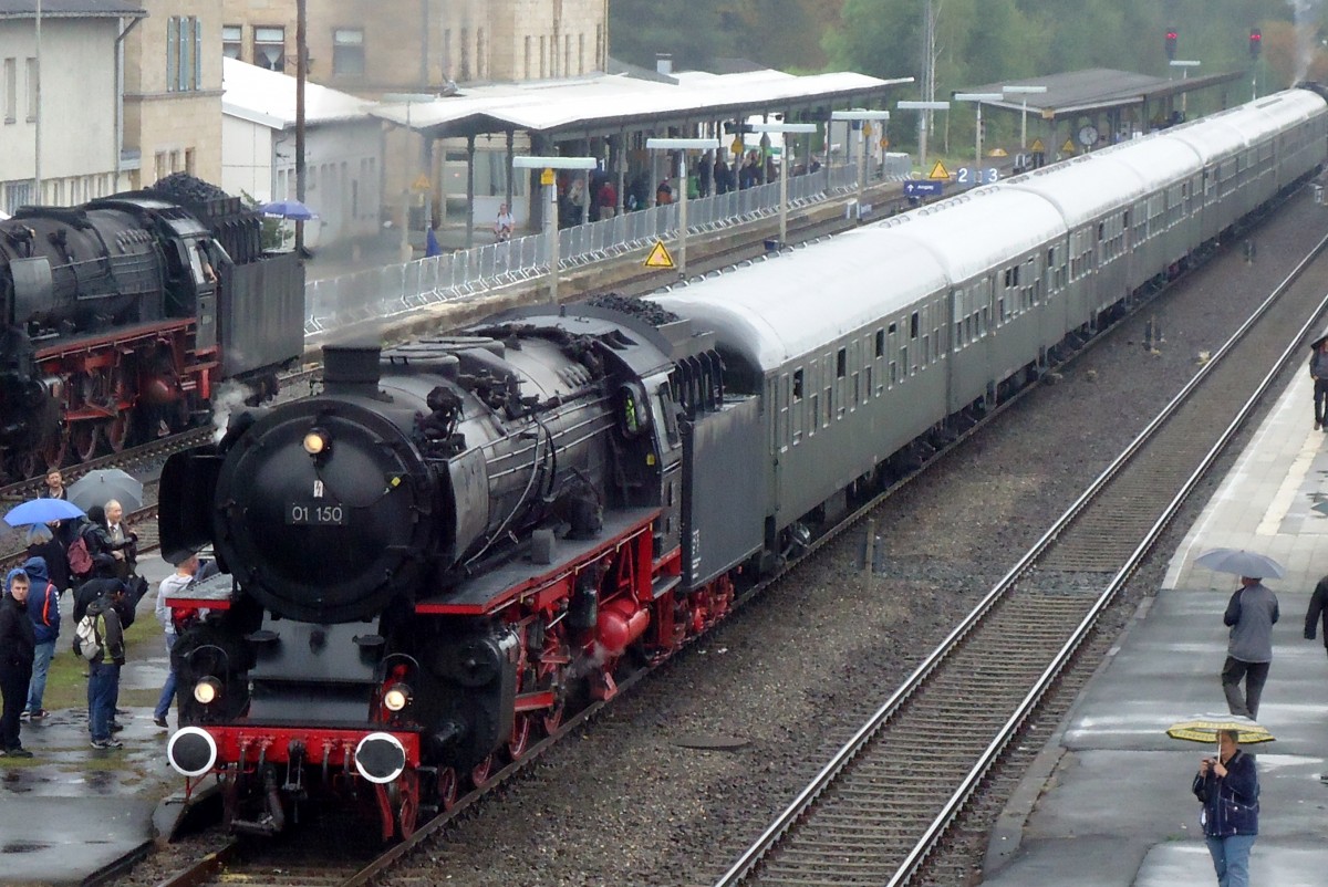 Am 21 September 2014 steht 01 150 mit eine der viele Dampfpendelzuge in Neuenmarkt-Wirsberg w�hrend die Dampftage des DDMs.