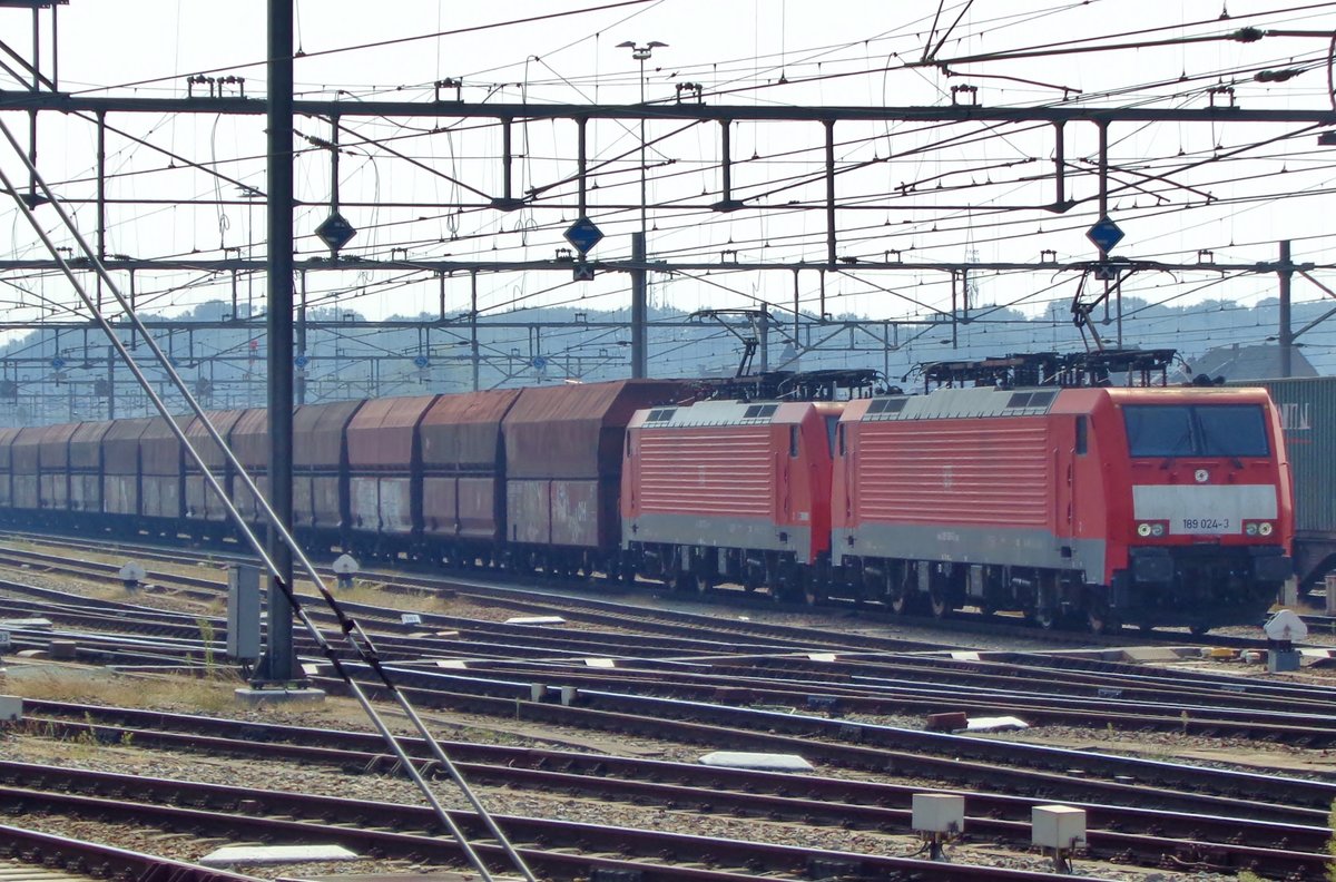 Am 22 Augustus 2018 wurde 189 024 samt Kohlezug in Venlo fotografiert.