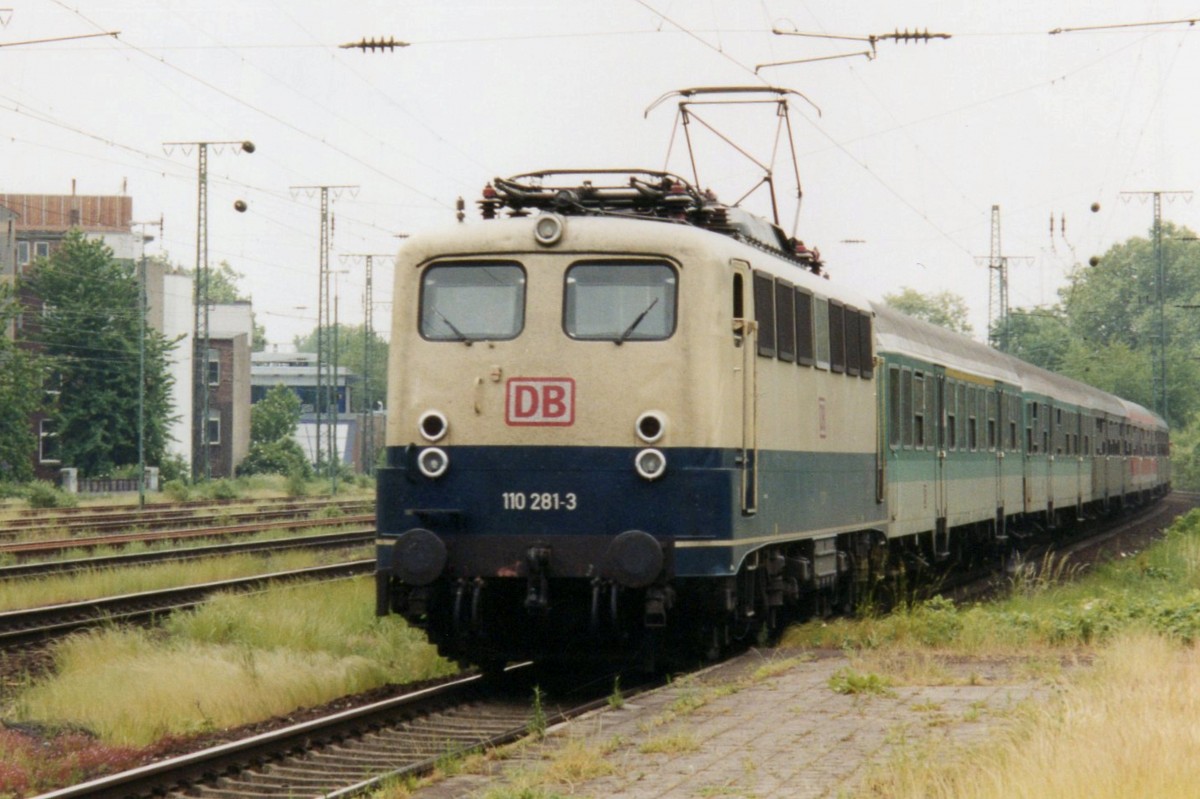 Am 22 Mai 2001 durchfahrt 110 281 K�ln West.