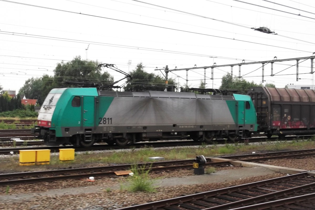 Am 22 Mai 2014 wurde 2811 in Roosendaal von kreuzender Zug aus fotografiert.