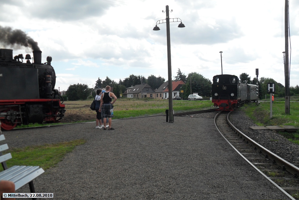Am 22.08.2010 findet in Siersleben eine Zugkreuzung zwischen Lok 11, mit ihrem Zug nach Benndorf und Lok 9 mit ihrem Zug nach Hettstedt-Kupferkammerh�tte statt.