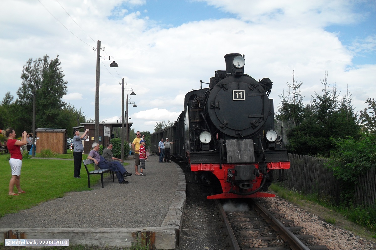 Am 22.08.2010 steht Lok 11 mit ihrem Personenzug im Haltepunkt Hettstedt-Eduardschacht.