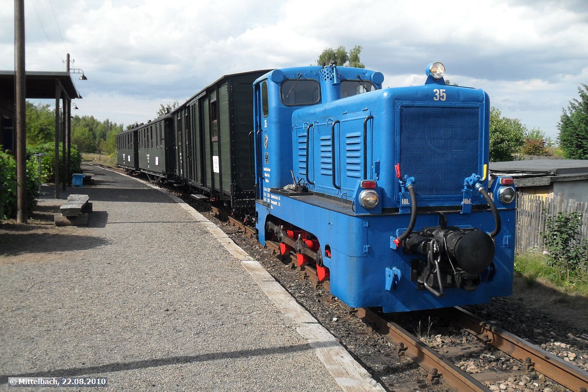 Am 22.08.2010 steht Lok 35 mit ihrem Personenzug im Haltepunkt Hettstedt-Kupferkammerhtte.