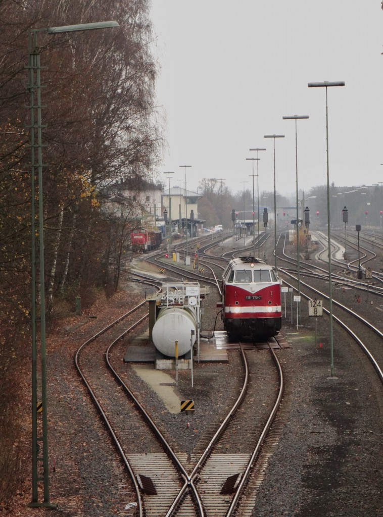 Am 22.11.13 brachte die 118 770 der MTEG mit einer ITEGRO ER 20 einen Kesselzug nach Marktredwitz. Hier zusehen beim Tanken.