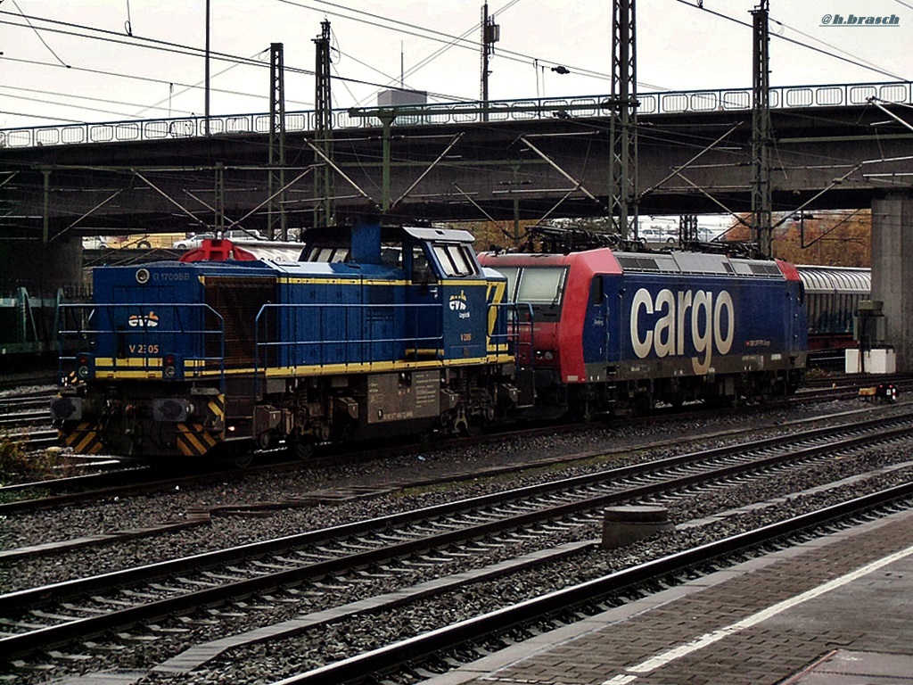 am 22.11.14 waren EVB V2305 und 482 034-6 der SBB CARGO abgestellt beim bf hh-harburg