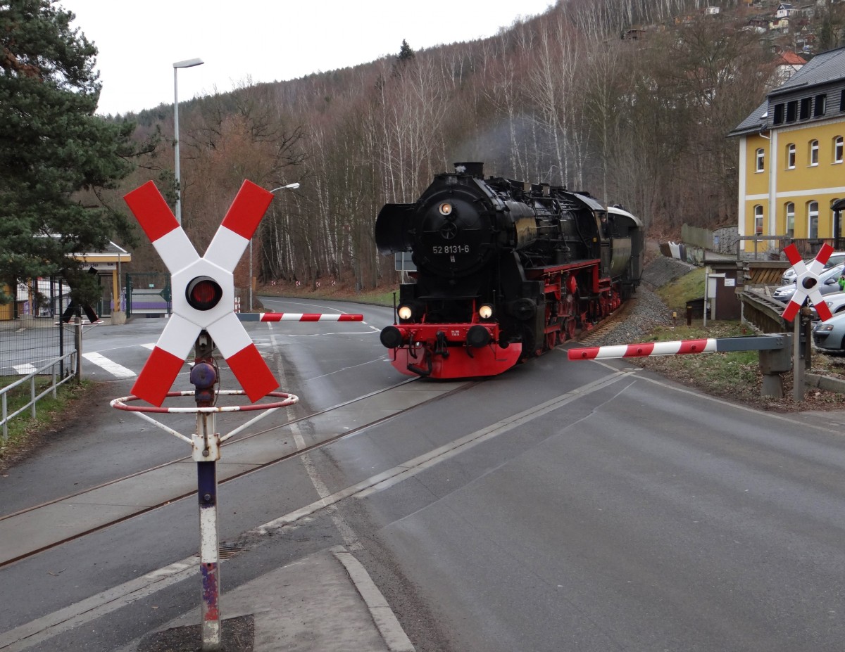 Am 22.12.13 fuhr der Berliner Sonderzug nach Annaberg-Buchholz. Da die Berliner 52er defekt war,fuhr die 52 8131-6 aus Nossen. Hier zusehen bei der Einfahrt in Aue/Sachs.
Bild des Monats Dezember 2013.