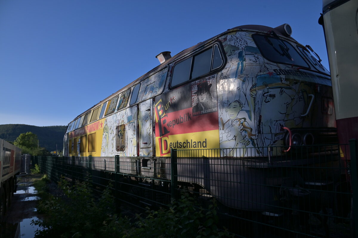 Am 22.9.23 konnte ich die Udo Lindenberg-Lok in Amorbach ablichten unter erschwerten Umständen. Aber wie ich finde interessanten Lichtverhältnissen. 