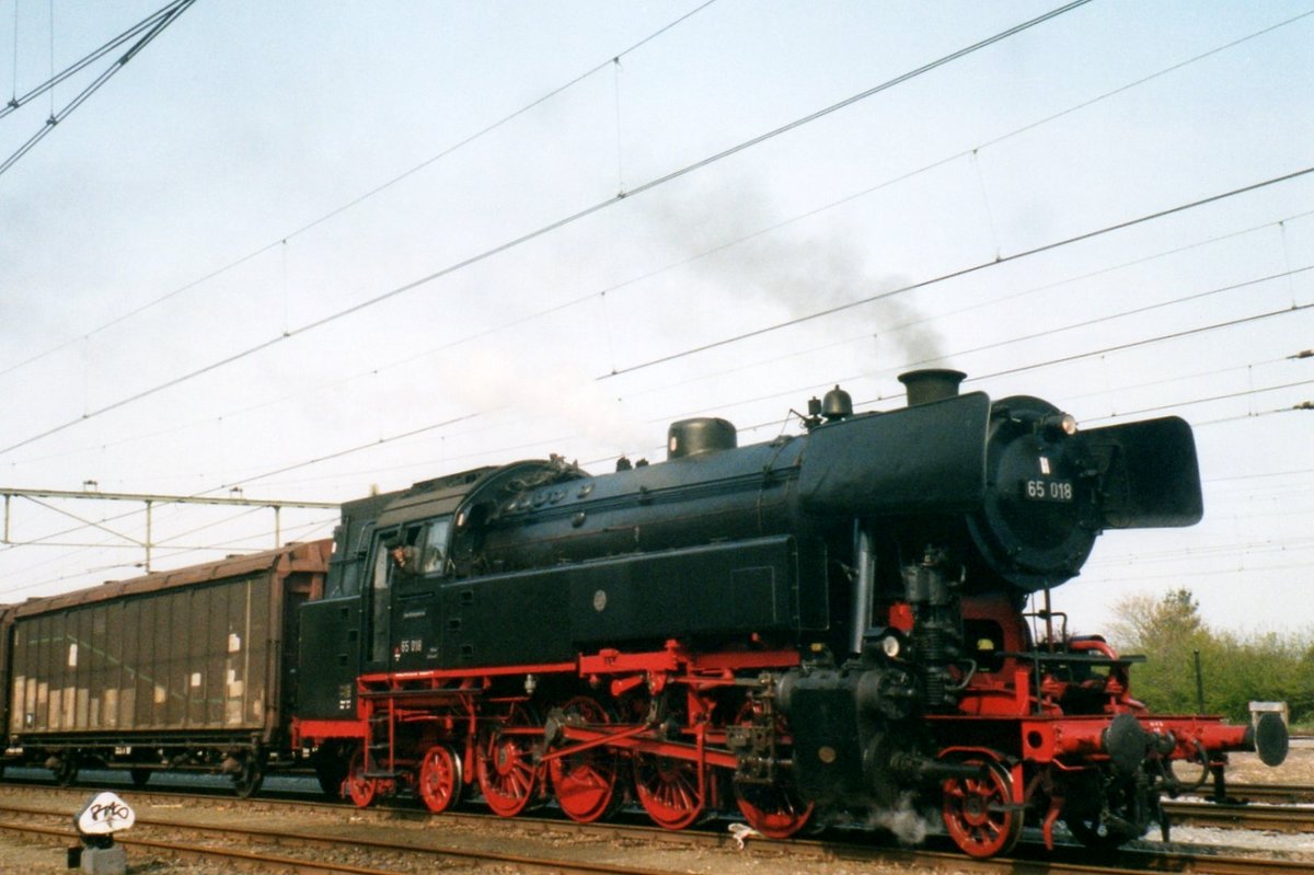 Am 23 April 2004 steht 65 018 mit ein Fotoguterzug in Geldermalsen. 